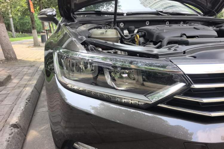 Used Volkswagen Magotan 2018 330TSI DSG Luxury Model Right Front Headlight