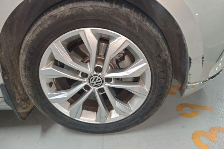 Used Volkswagen Magotan 2018 330TSI DSG Luxury Model Right Front Wheel Hub