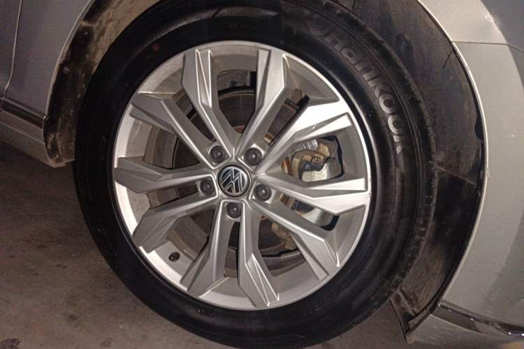 Used Volkswagen Magotan 2018 330TSI DSG Luxury Model Right Front Wheel Hub
