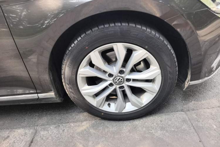 Used Volkswagen Magotan 2018 330TSI DSG Luxury Model Right Front Wheel Hub