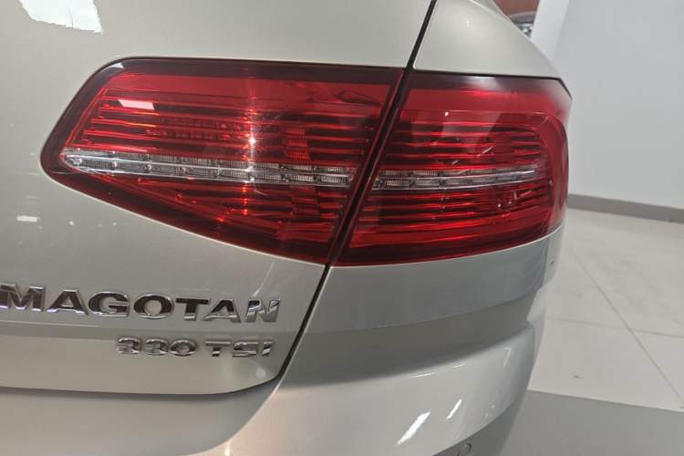 Used Volkswagen Magotan 2018 Facelift 330TSI DSG Luxury Model Right Rear Taillight