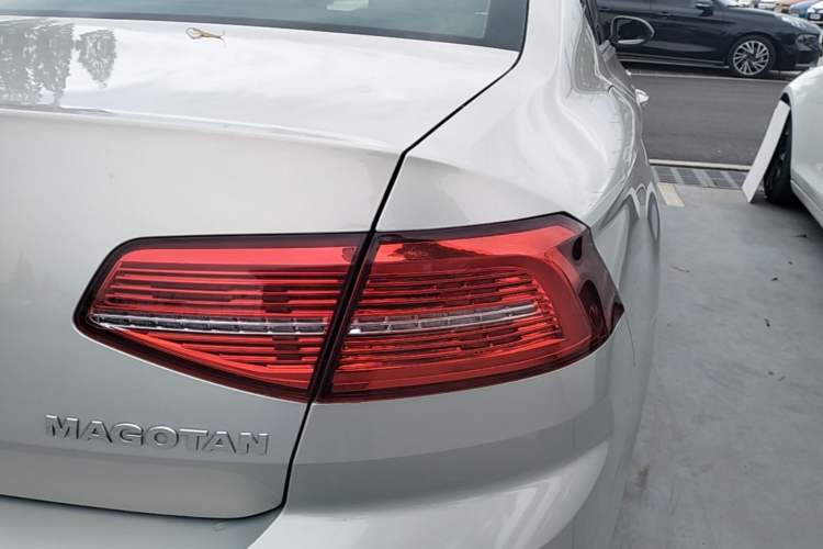 Used Volkswagen Magotan 2018 Facelift 330TSI DSG Luxury Model Right Rear Taillight