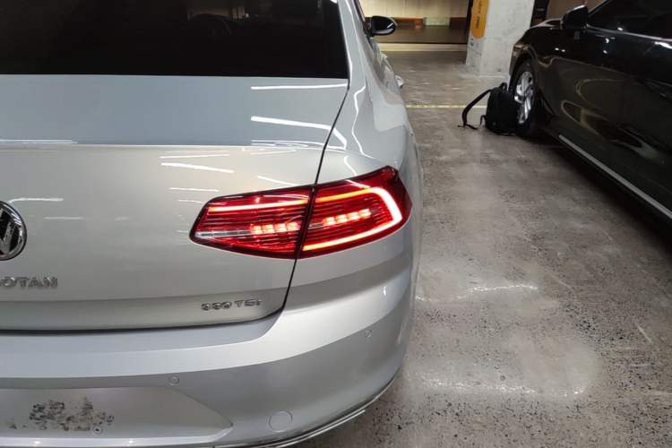 Used Volkswagen Magotan 2018 Facelift 330TSI DSG Luxury Model Right Rear Taillight