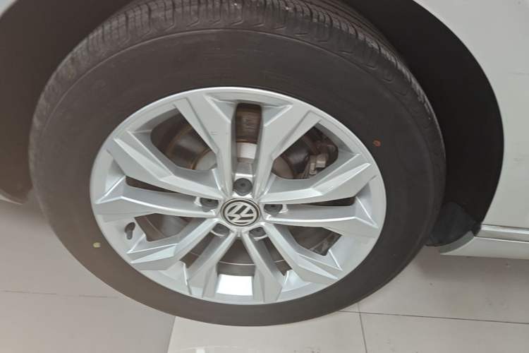 Used Volkswagen Magotan 2018 Facelift 330TSI DSG Luxury Model Right Rear Wheel Hub