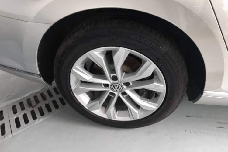 Used Volkswagen Magotan 2018 Facelift 330TSI DSG Luxury Model Right Rear Wheel Hub