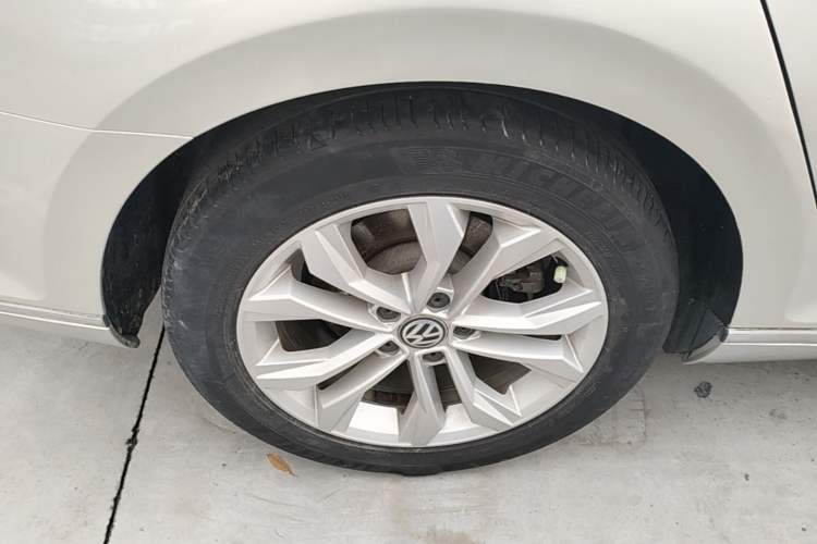 Used Volkswagen Magotan 2018 Facelift 330TSI DSG Luxury Model Right Rear Wheel Hub