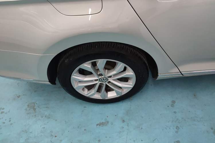 Used Volkswagen Magotan 2018 Facelift 330TSI DSG Luxury Model Right Rear Wheel Hub