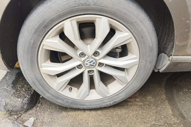 Used Volkswagen Magotan 2018 Facelift 330TSI DSG Luxury Model Right Rear Wheel Hub