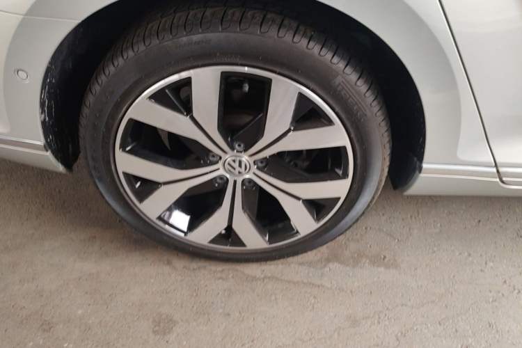 Used Volkswagen Magotan 2018 330TSI DSG Luxury Model Right Rear Wheel Hub
