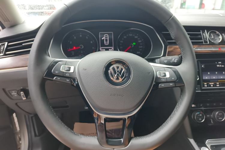 Used Volkswagen Magotan 2018 Facelift 330TSI DSG Luxury Model Steering Wheel