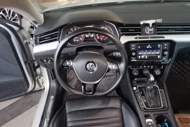 Used Volkswagen Magotan 2018 330TSI DSG Advanced Model Steering Wheel