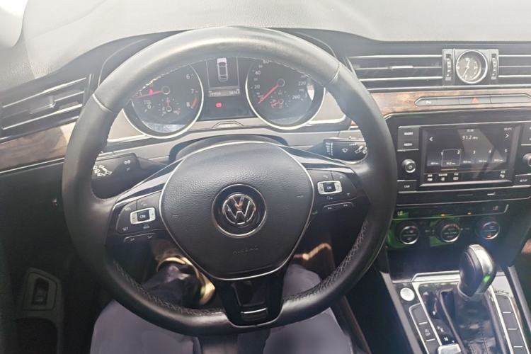 Used Volkswagen Magotan 2018 Facelift 330TSI DSG Luxury Model Steering Wheel