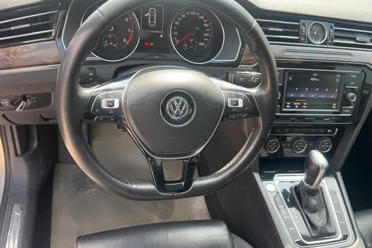 Used Volkswagen Magotan 2018 Facelift 330TSI DSG Luxury Model Steering Wheel