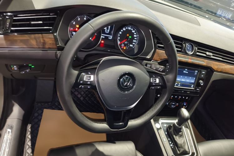 Used Volkswagen Magotan 2018 Facelift 330TSI DSG Luxury Model Steering Wheel