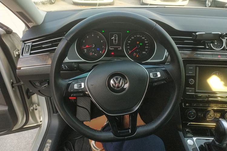 Used Volkswagen Magotan 2018 Facelift 330TSI DSG Luxury Model Steering Wheel