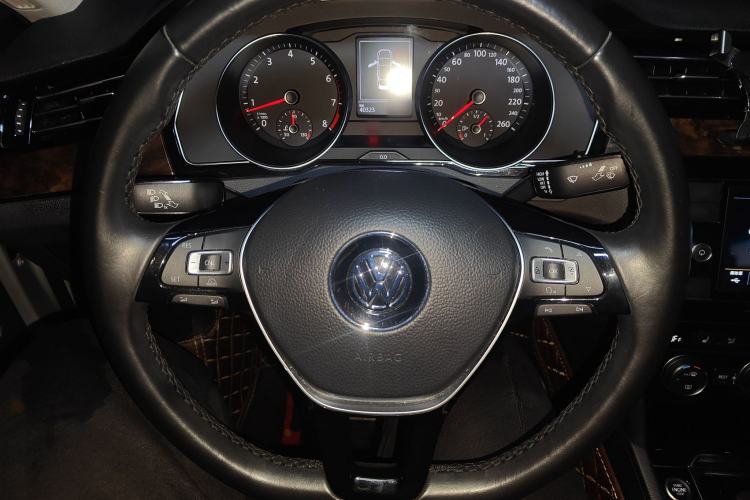 Used Volkswagen Magotan 2018 Facelift 330TSI DSG Luxury Model Steering Wheel