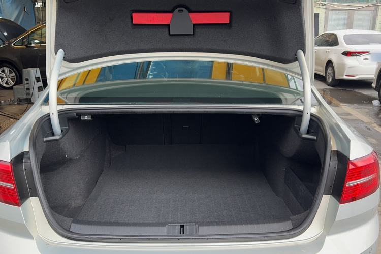 Used Volkswagen Magotan 2018 330TSI DSG Luxury Model Trunk