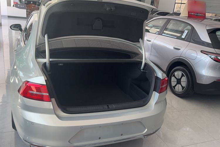 Used Volkswagen Magotan 2018 330TSI DSG Luxury Model Trunk
