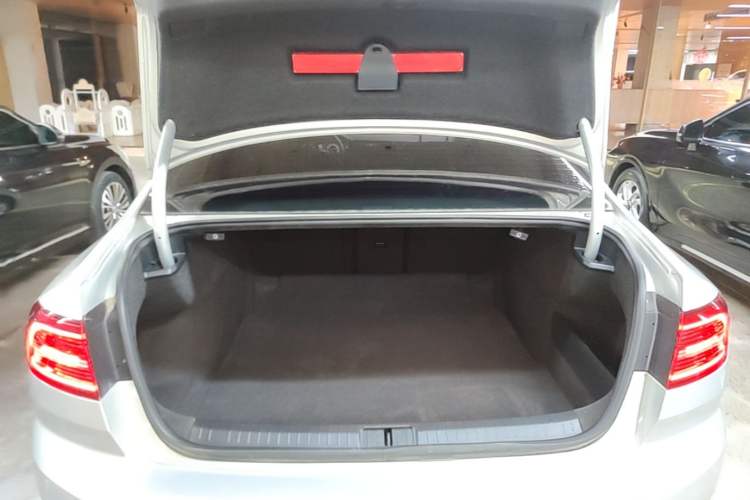 Used Volkswagen Magotan 2018 Facelift 330TSI DSG Luxury Model Trunk