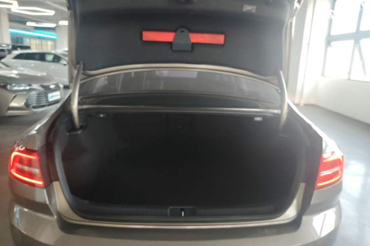 Used Volkswagen Magotan 2018 330TSI DSG Luxury Model Trunk