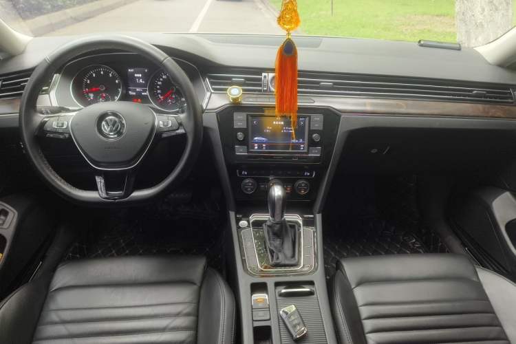 Used Volkswagen Magotan 2018 330TSI DSG Luxury Model Center Console