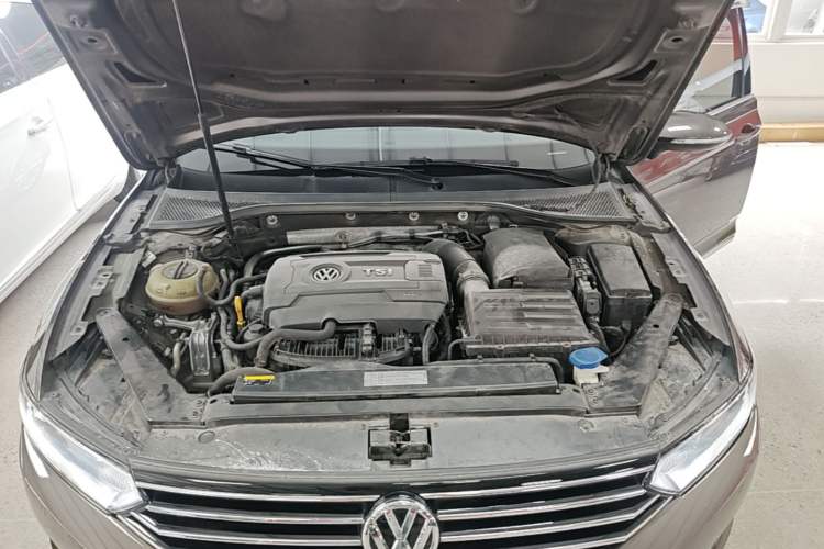 Used Volkswagen Magotan 2018 330TSI DSG Advanced Model Engine Bay