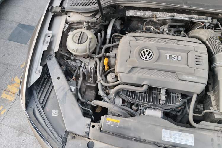 Used Volkswagen Magotan 2018 330TSI DSG Luxury Model Engine Bay Right