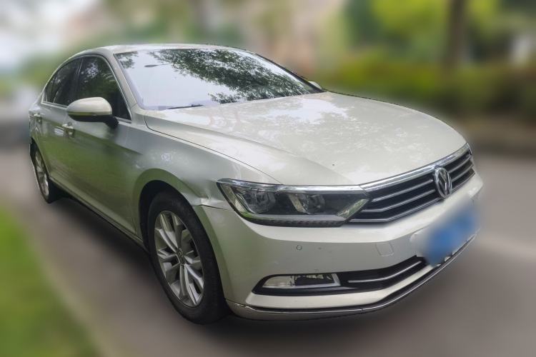 Used Volkswagen Magotan 2018 330TSI DSG Luxury Model Front Right 45 Deg