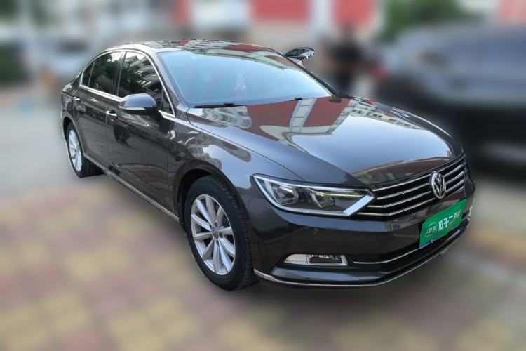 Used Volkswagen Magotan 2018 330TSI DSG Advanced Model Front Right 45 Deg
