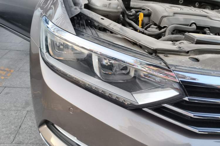 Used Volkswagen Magotan 2018 330TSI DSG Luxury Model Right Front Headlight