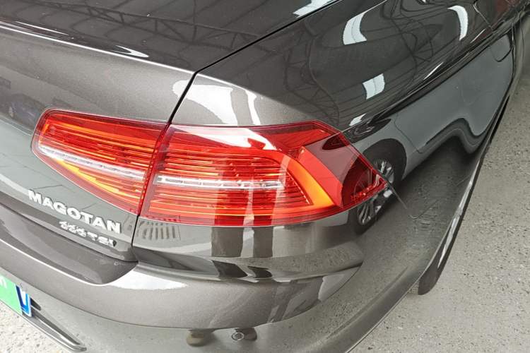 Used Volkswagen Magotan 2018 330TSI DSG Advanced Model Right Rear Taillight