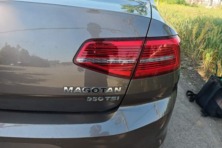 Used Volkswagen Magotan 2018 330TSI DSG Luxury Model Right Rear Taillight