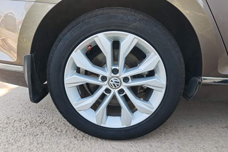 Used Volkswagen Magotan 2018 330TSI DSG Luxury Model Right Rear Wheel Hub
