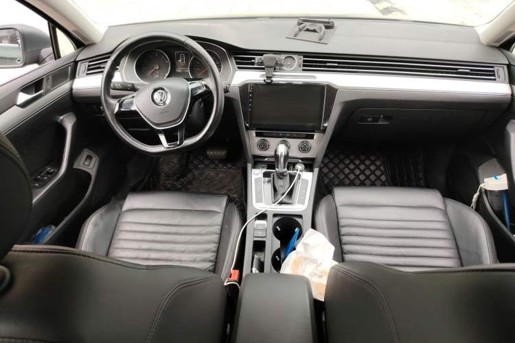 Used Volkswagen Magotan 2018 280TSI DSG Comfort Model Center Console