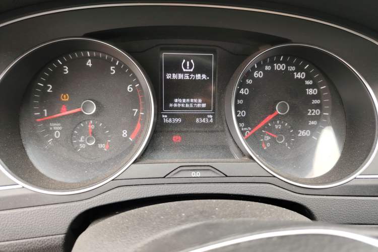 Used Volkswagen Magotan 2018 280TSI DSG Comfort Model Odometer Close Up