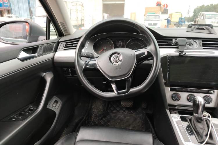 Used Volkswagen Magotan 2018 280TSI DSG Comfort Model Steering Wheel