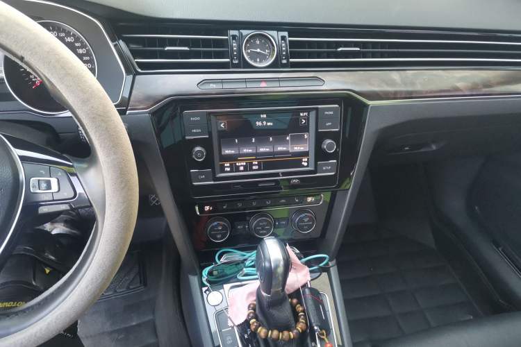Used Volkswagen Magotan 2018 380TSI DSG Luxury Model Audio And AC Panel