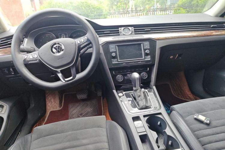 Used Volkswagen Magotan 2018 330TSI DSG Luxury Model Center Console