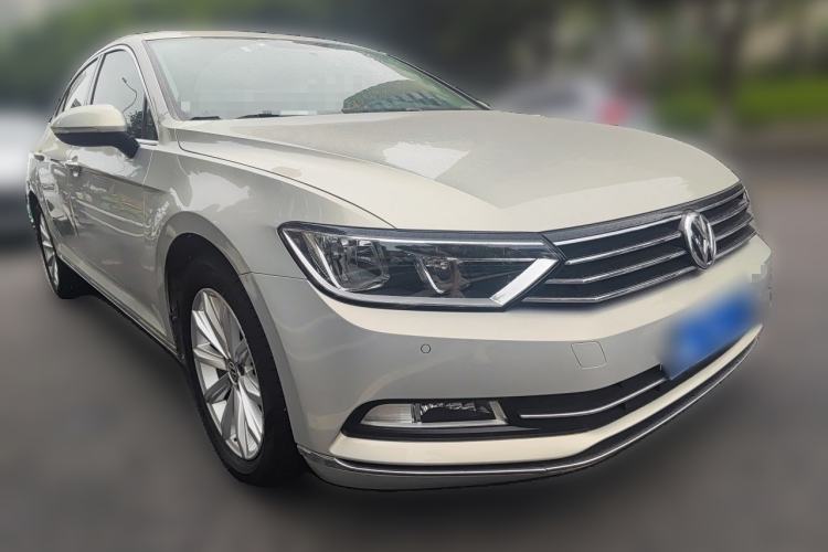 Used Volkswagen Magotan 2018 330TSI DSG Advanced Model Front Right 45 Deg