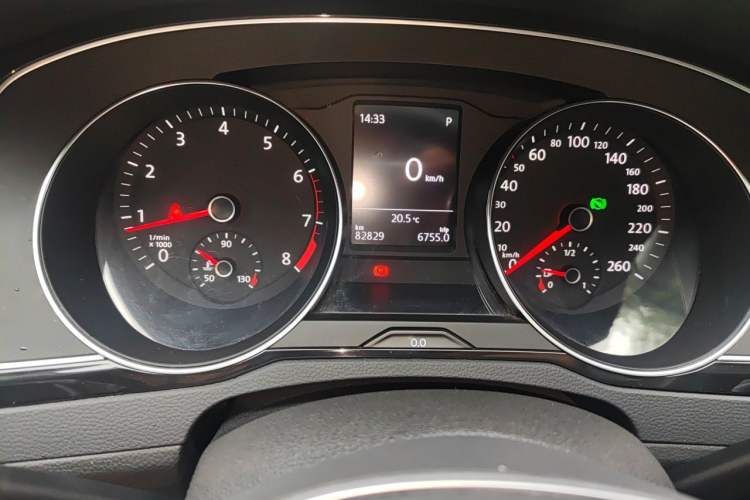 Used Volkswagen Magotan 2018 330TSI DSG Advanced Model Odometer Close Up
