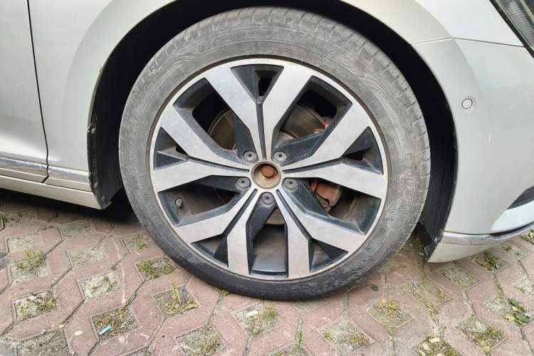 Used Volkswagen Magotan 2018 380TSI DSG Flagship Edition Right Front Wheel Hub