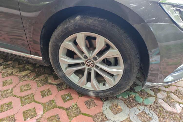Used Volkswagen Magotan 2018 330TSI DSG Luxury Model Right Front Wheel Hub