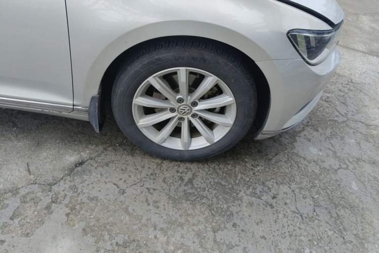 Used Volkswagen Magotan 2018 330TSI DSG Advanced Model Right Front Wheel Hub