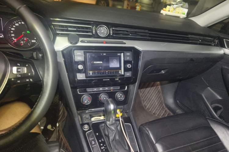 Used Volkswagen Magotan 2018 330TSI DSG Advanced Model Audio And AC Panel