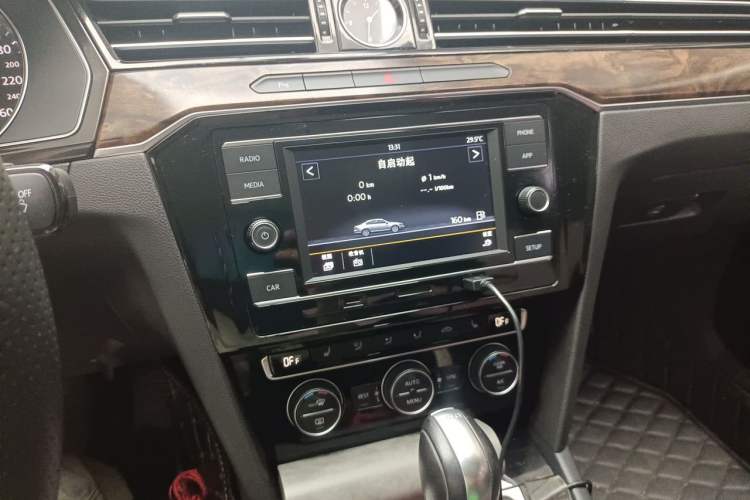 Used Volkswagen Magotan 2018 Facelift 330TSI DSG Luxury Model Audio And AC Panel
