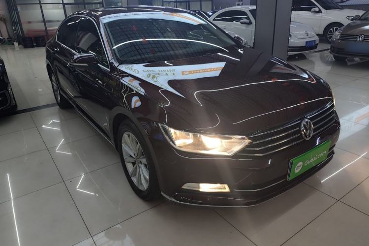 Used Volkswagen Magotan 2018 330TSI DSG Advanced Model Front Right 45 Deg