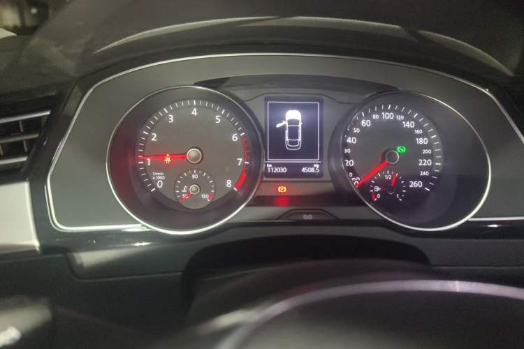 Used Volkswagen Magotan 2018 330TSI DSG Advanced Model Odometer Close Up