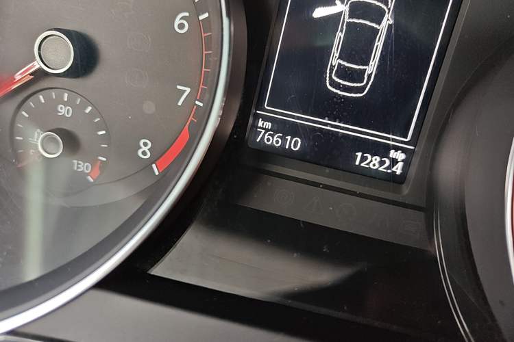 Used Volkswagen Magotan 2018 330TSI DSG Luxury Model Odometer Close Up