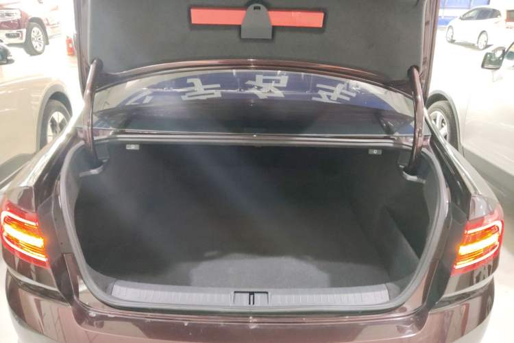 Used Volkswagen Magotan 2018 330TSI DSG Luxury Model Trunk