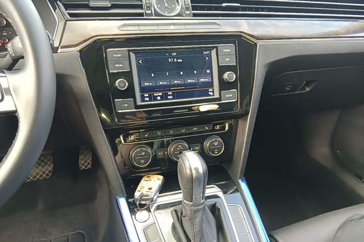 Used Volkswagen Magotan 2018 330TSI DSG Luxury Model Audio And AC Panel
